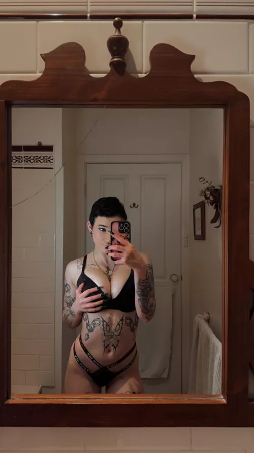 anybody looking for a big BOOBED goth gf? ;)