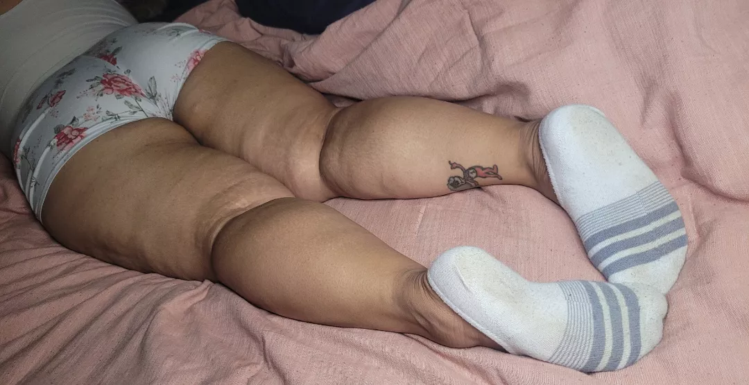 Big booty, thick thighs, and dirty socks 😊