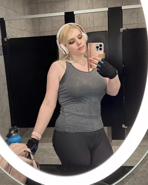 Do you like femboys who lift heavy? 😋