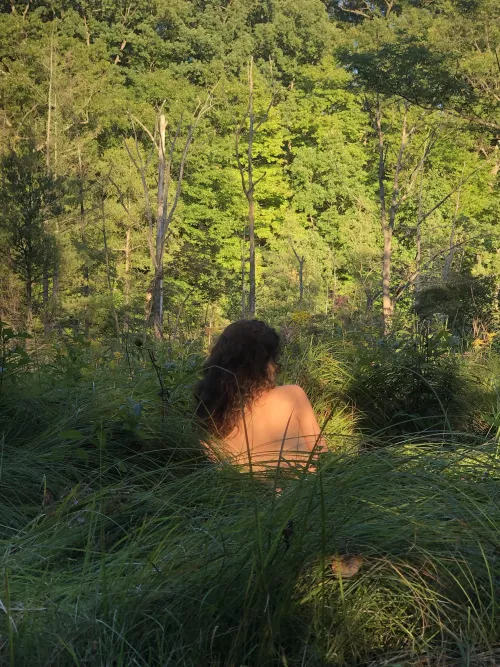 Golden hour light nakey in the forest, my absolute favorite thing to do 🌿🫶