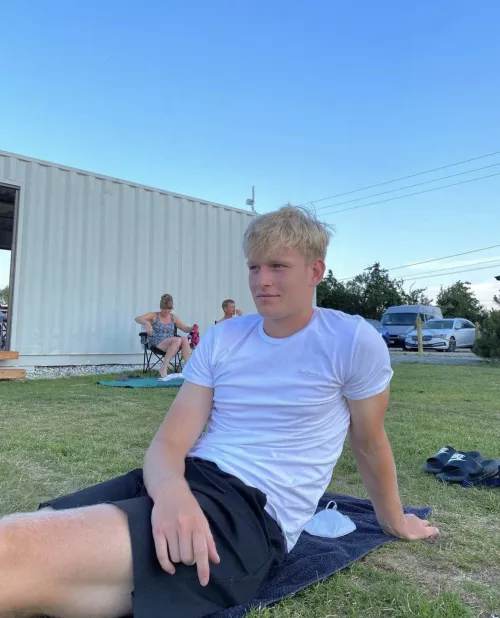 Hey, would you sit next to me?