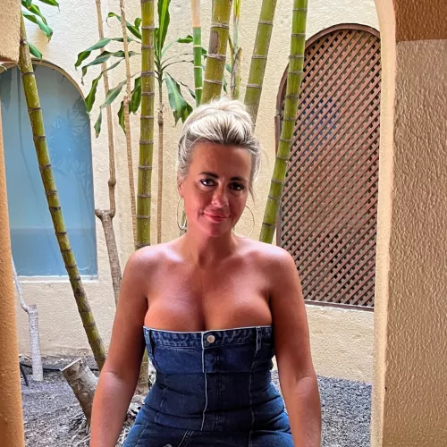 Just cleaned up after a sweat, can you pull my hair and drive it in me pleaseeee 😩