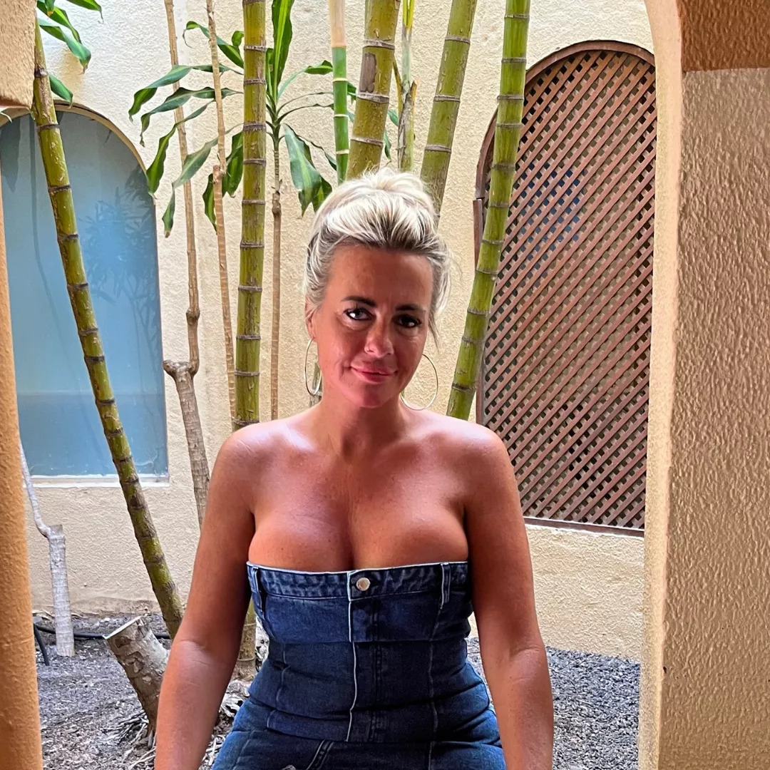 Just cleaned up after a sweat, can you pull my hair and drive it in me pleaseeee 😩