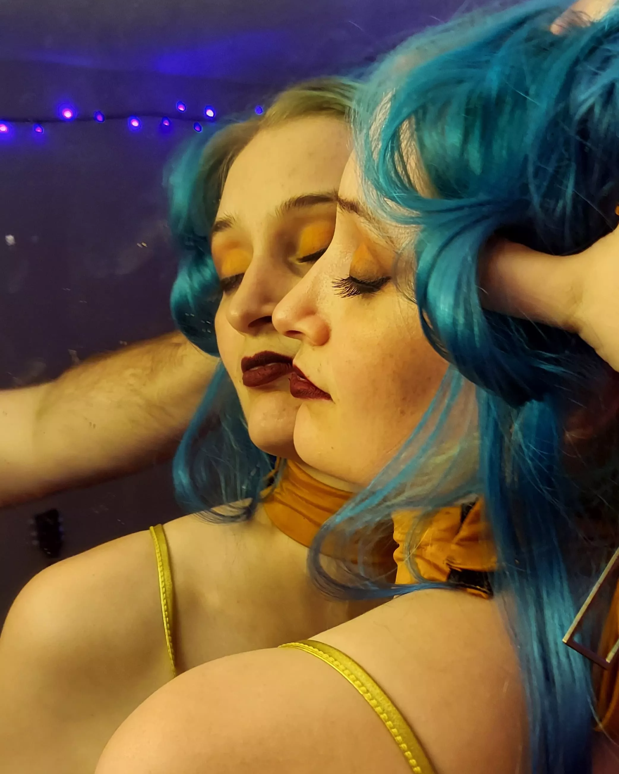 Neon hair is more fun to pull 😘