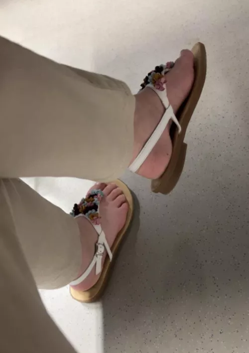 The guy next to me Stares at My feet What should i do?🤔oc