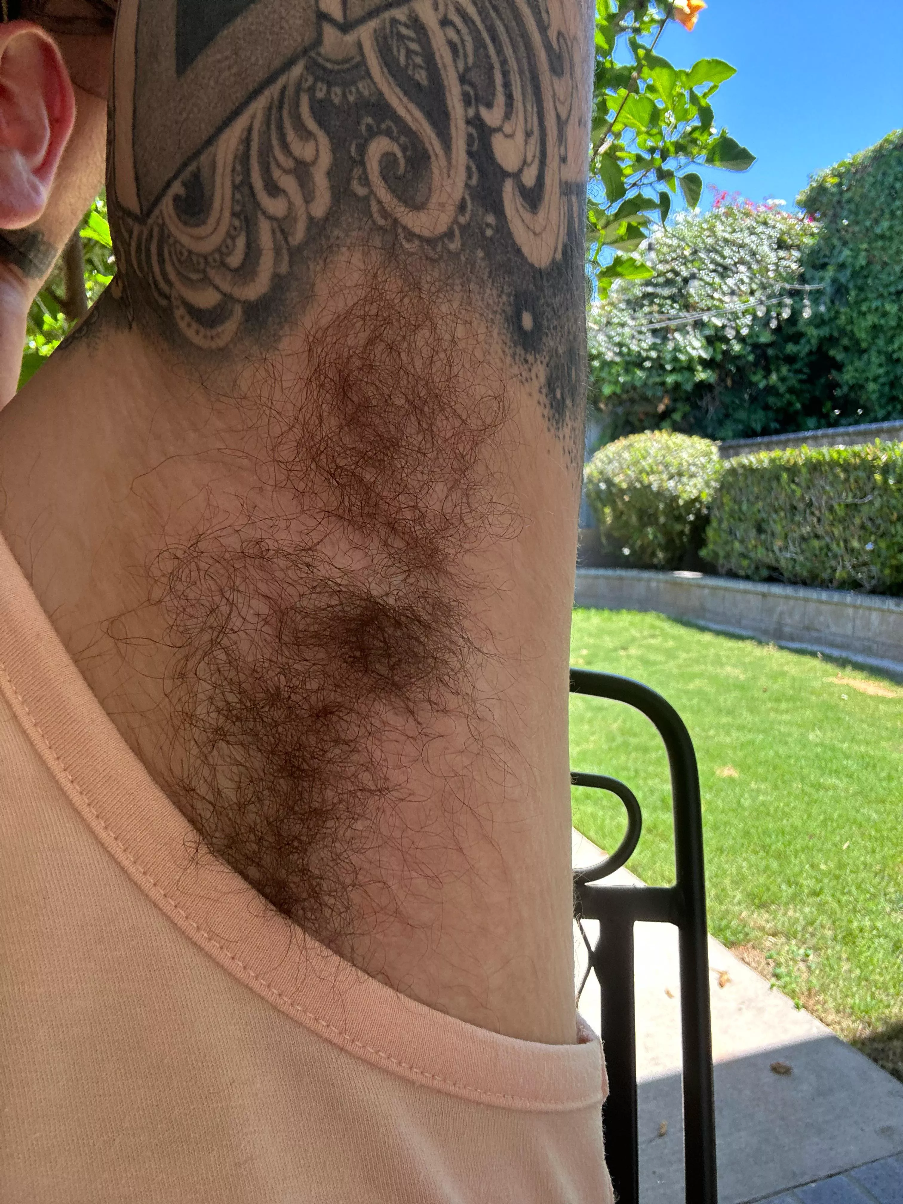 [28] hot days got them smelling good 🤤