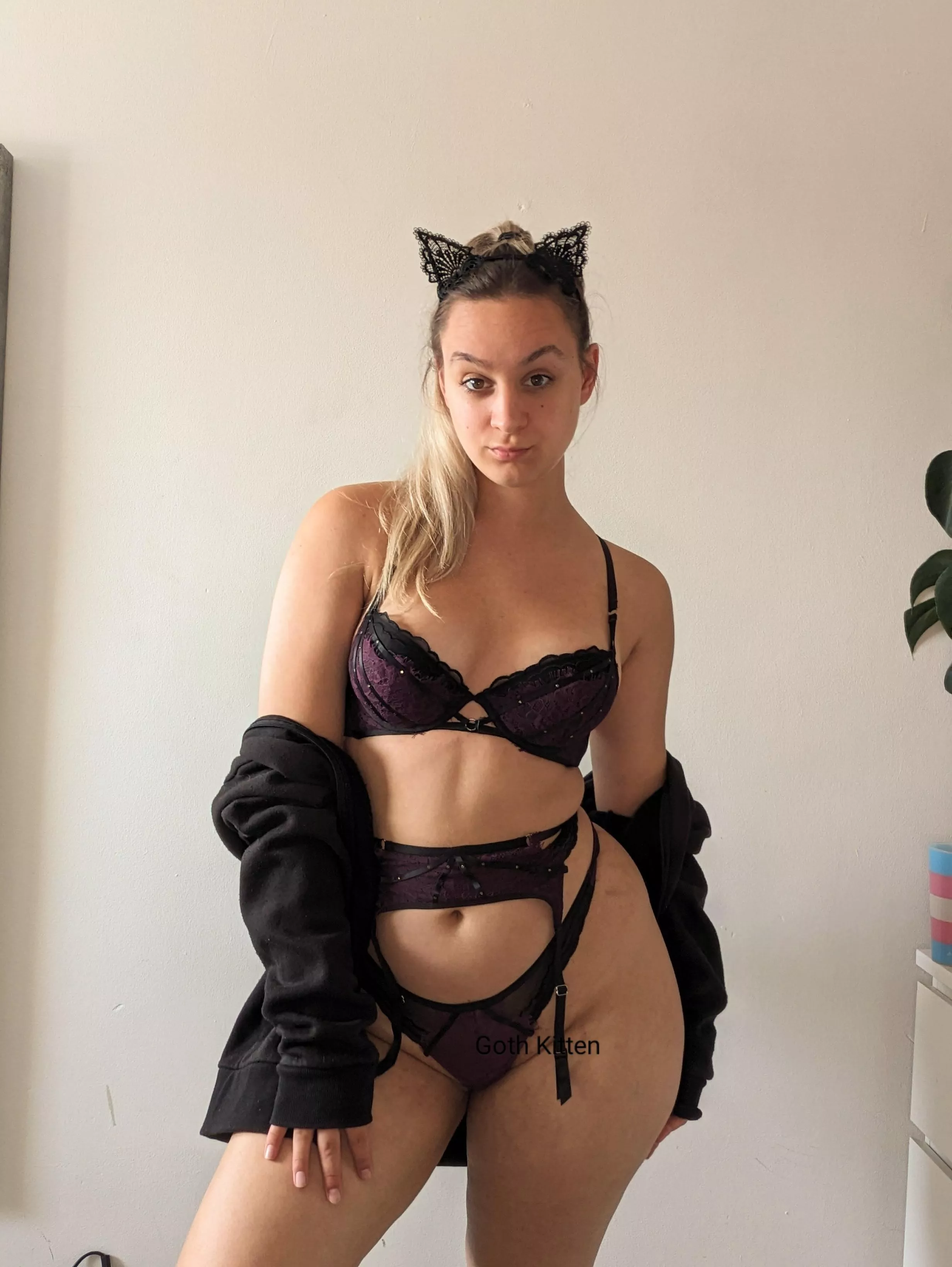 Curvy goth kitten of your dreams 😜