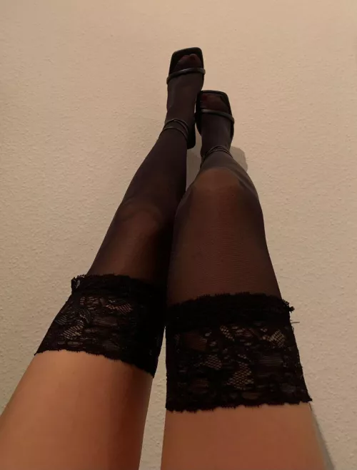 Explore every inch, starting with my heels 😈