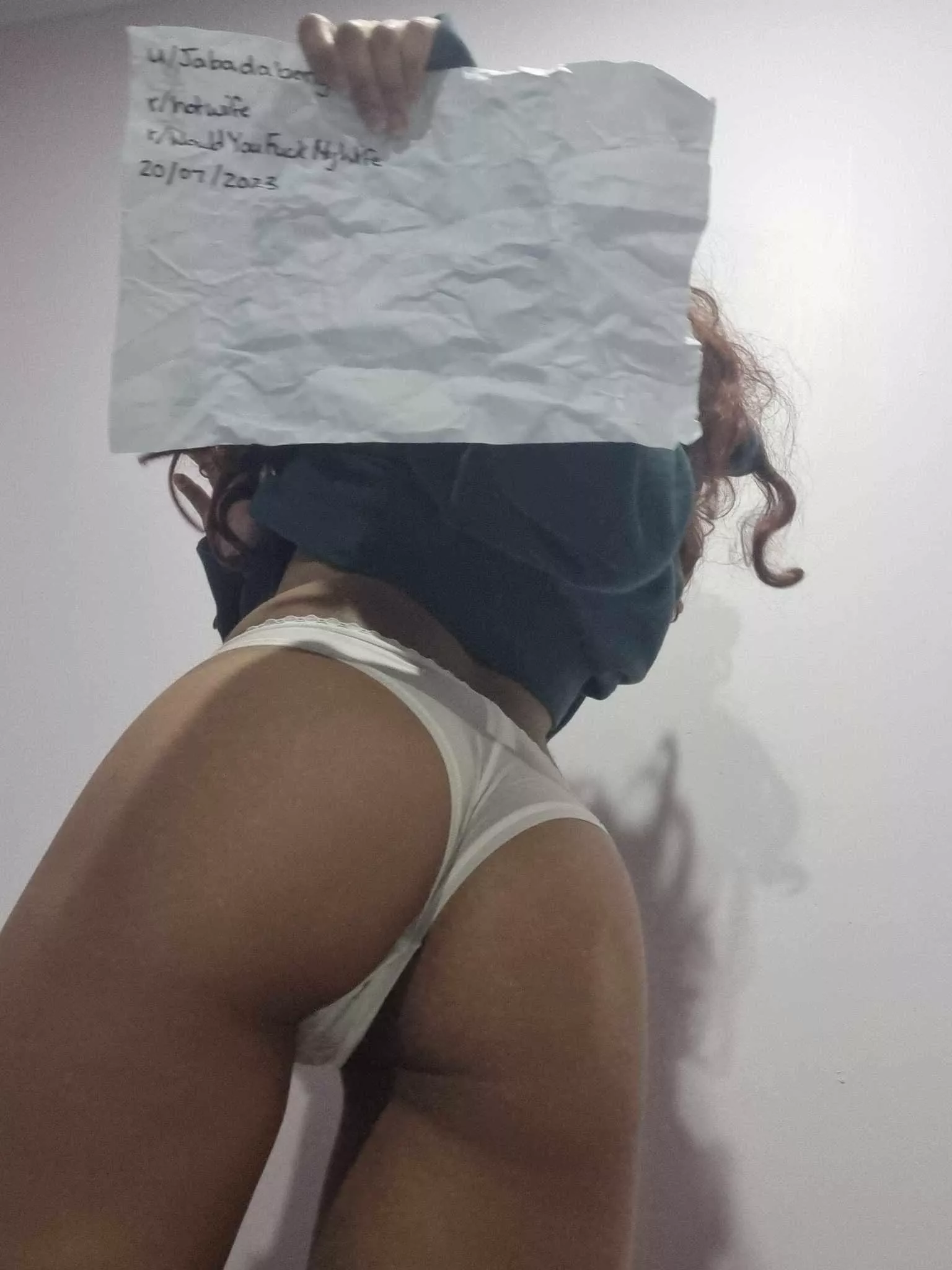 Girlfriend gets bored while I'm at work....dms are open 😈