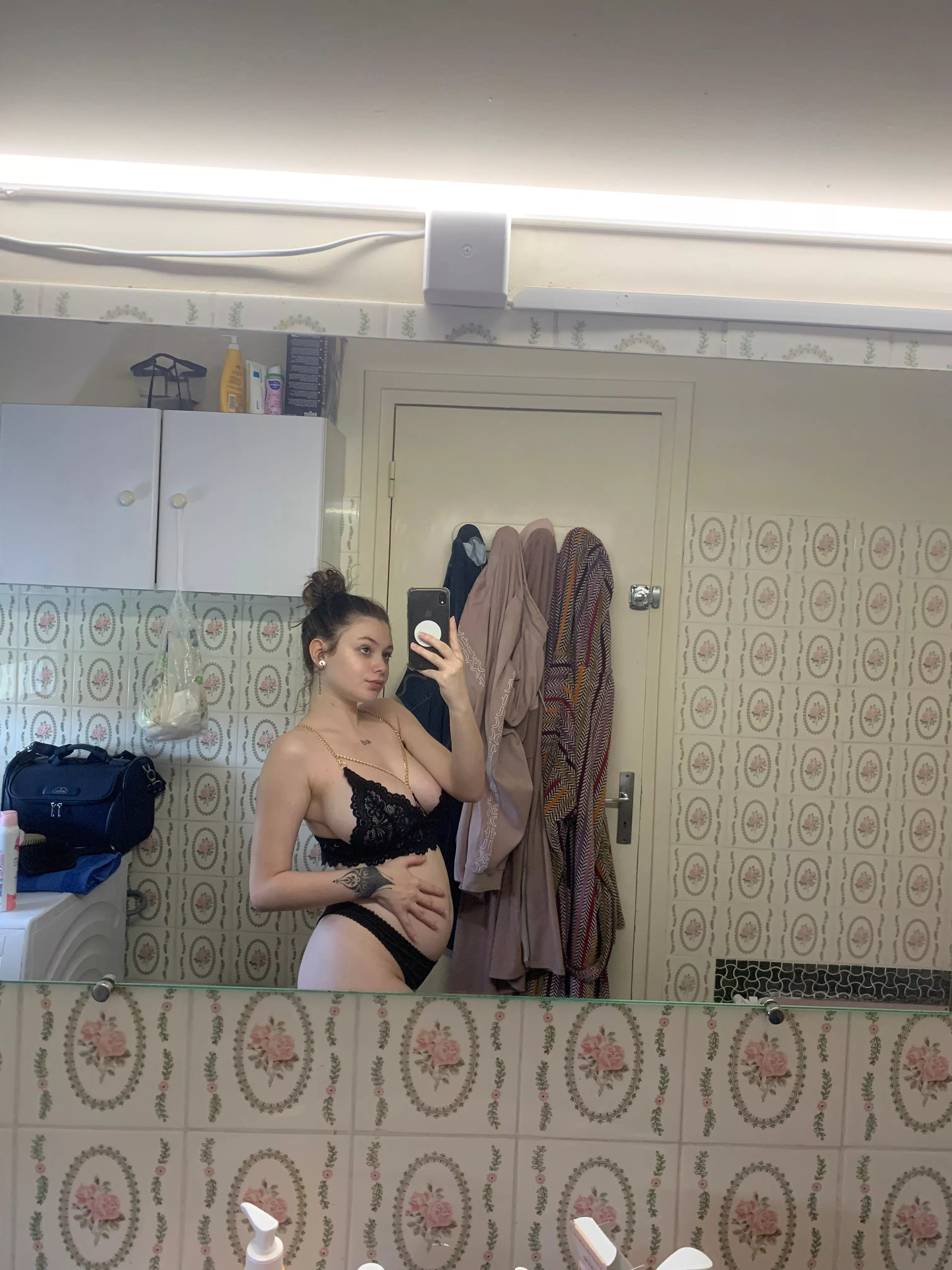 Hey can you hug me and kiss my belly ?