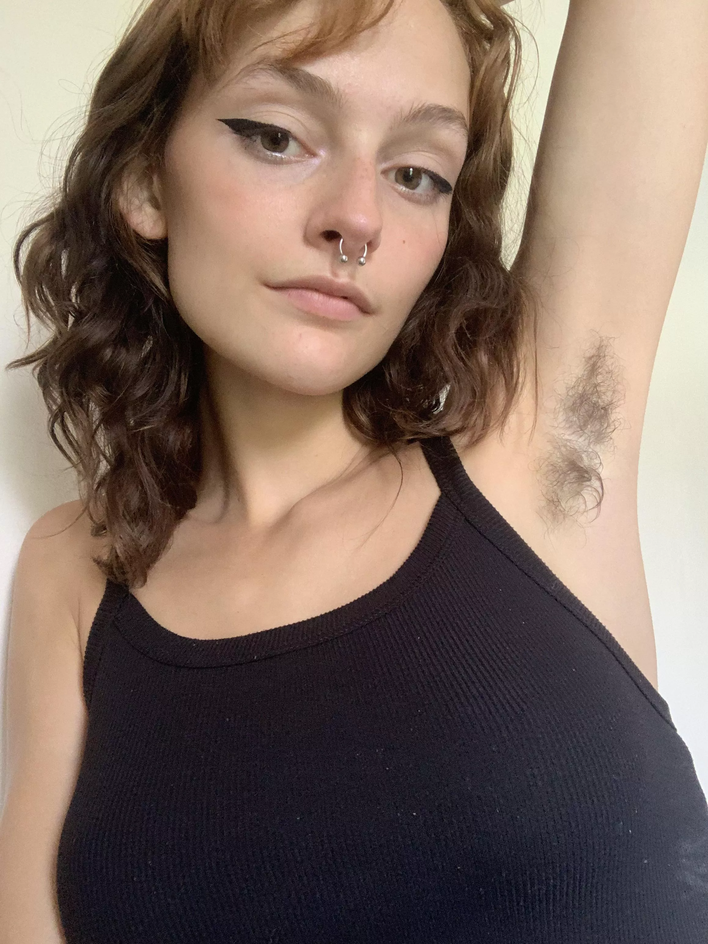 no bra, long armpit hair <3