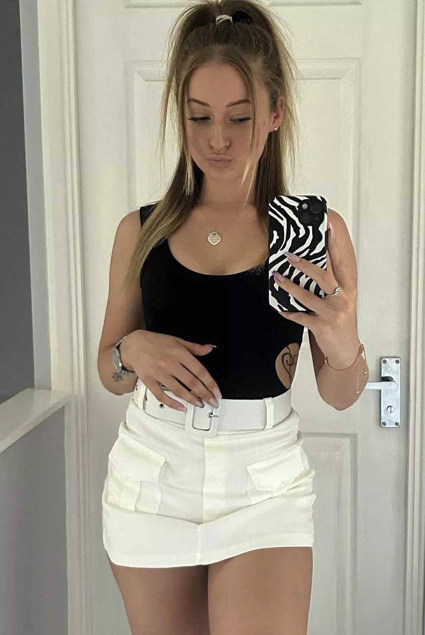 Very experienced Cuck couple here on the search for new bulls to fuck my beautiful slutty gf. We are both 22 and from the U.K. happy to chat to a variety of bulls.