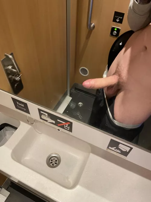 19 twink, looking for college bros to have fun with @matejjac0