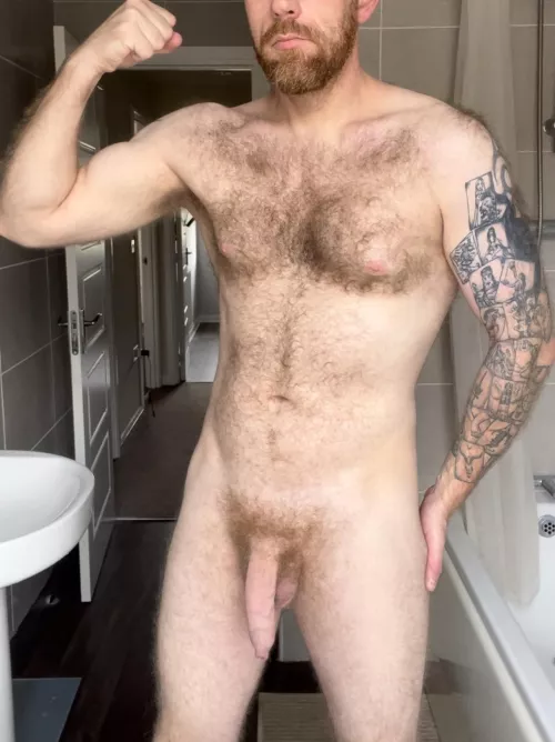 6ft2 UK hairy lad with Tats.