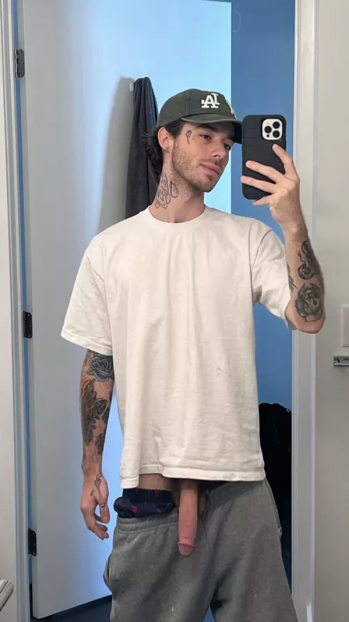 Any girls want to flirt w me? Im bored.