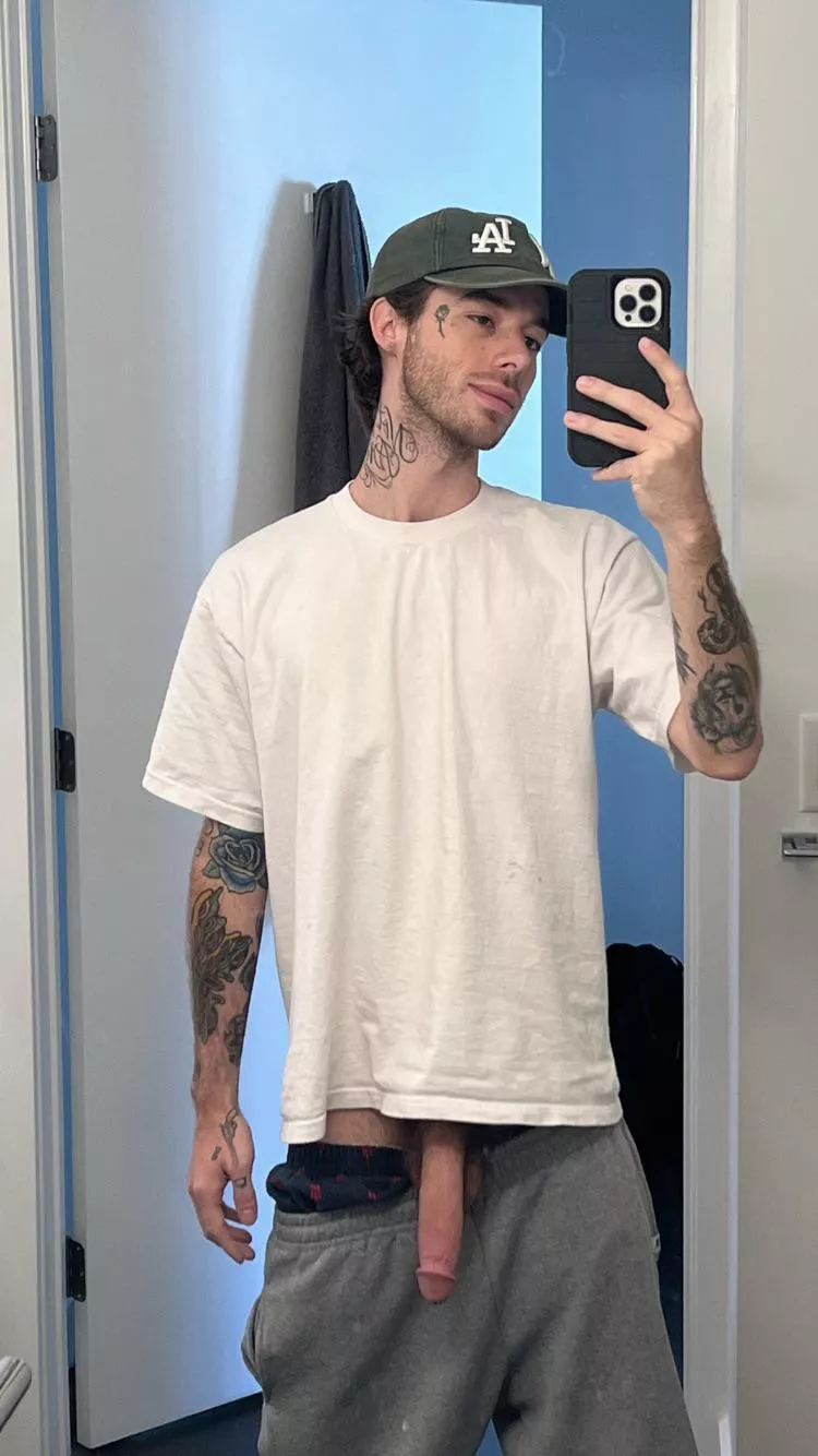 Any girls want to flirt w me? Im bored.