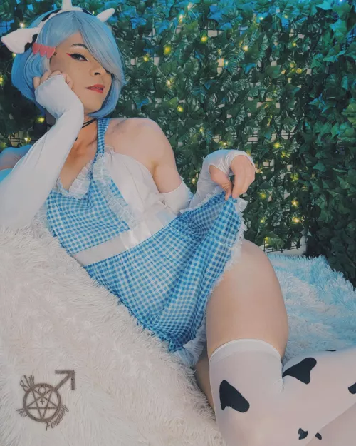 Blue berry pinup cow