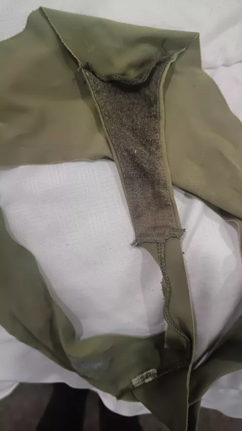 Flatmates soaked panties 💦