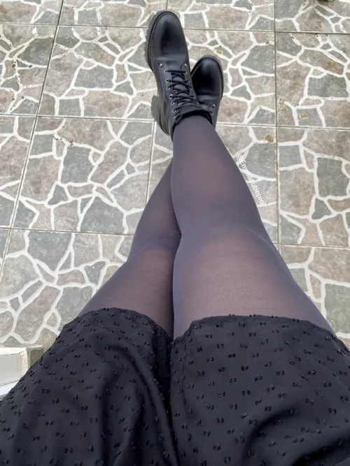 Full black outfit for rainy weather