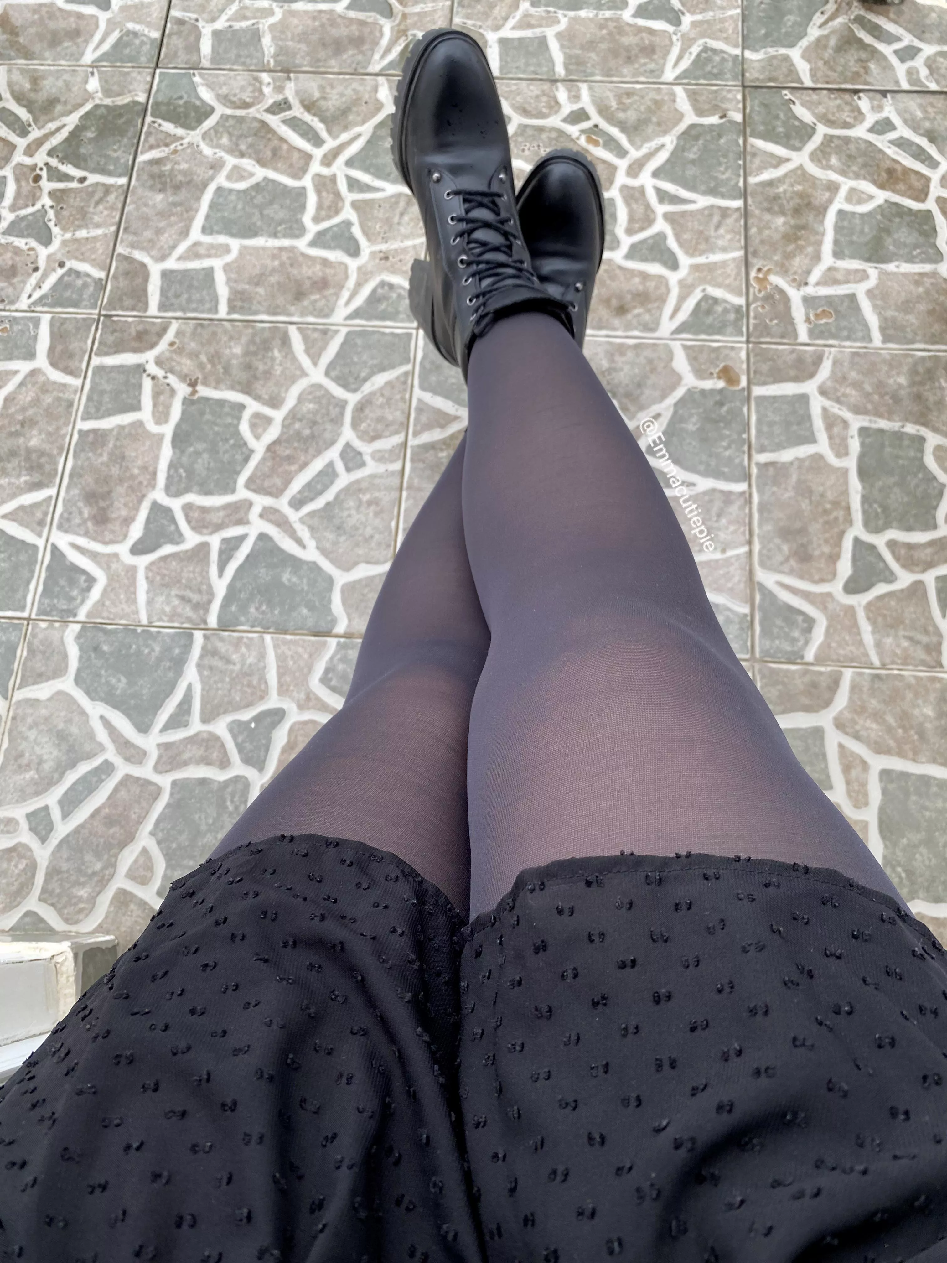 Full black outfit for rainy weather