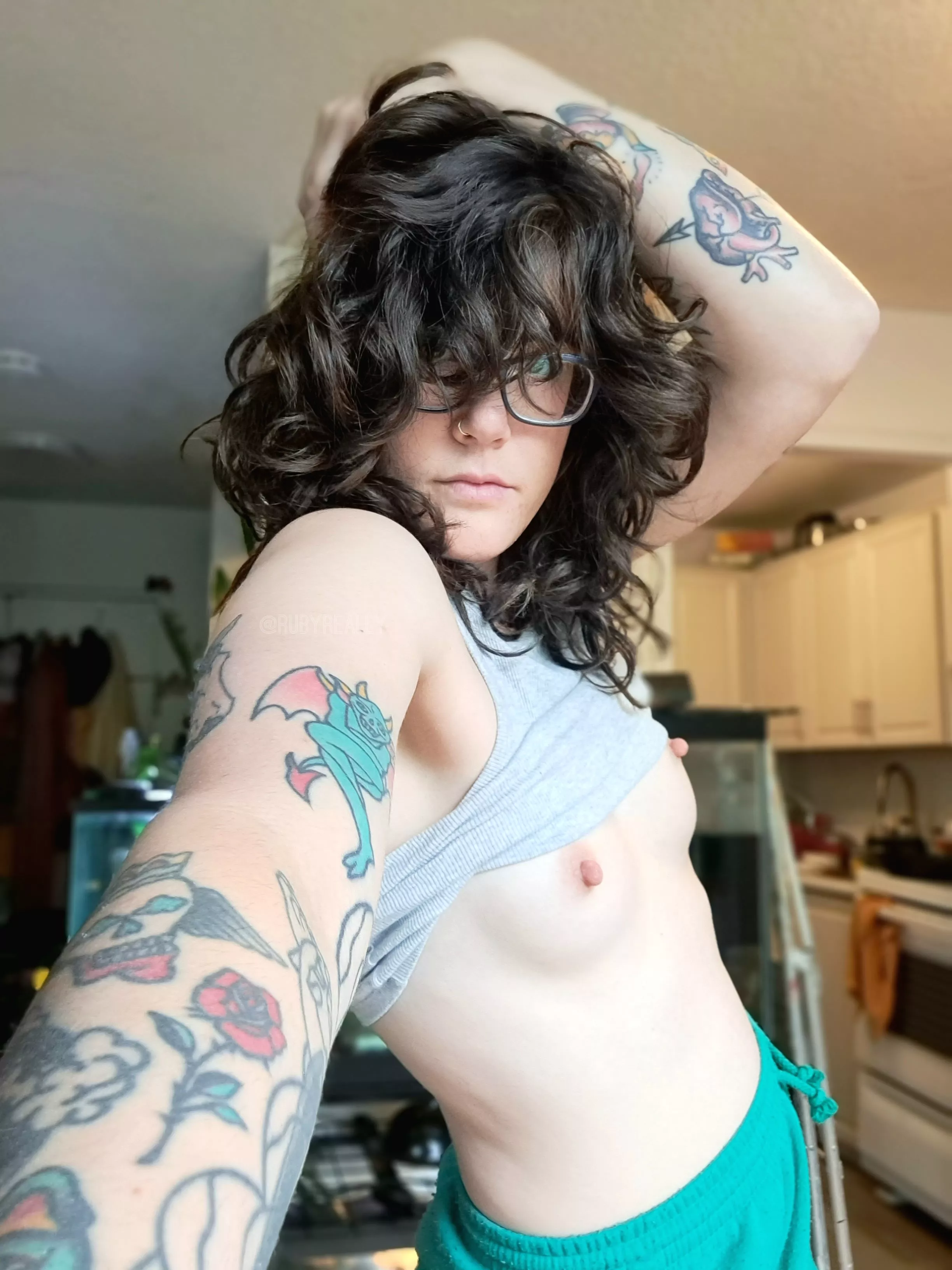 Girls with curly hair & glasses are top tier