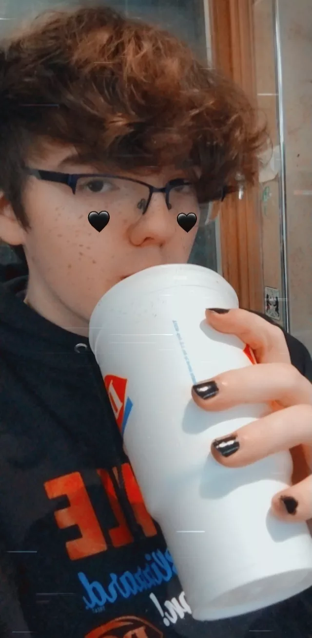 I don't get to paint my nails often but it makes me feel prettier ❤️