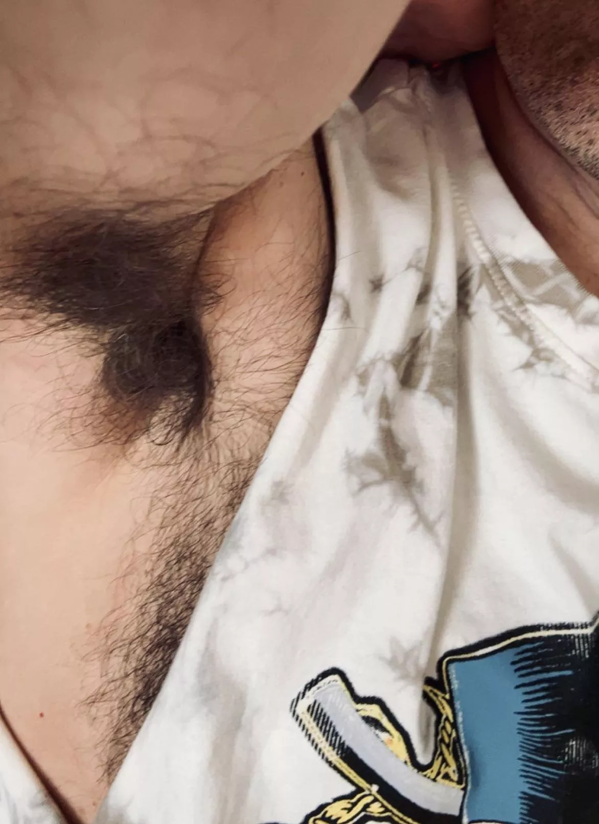 I love a sleeveless shirt to show off my bushy pits & hairy tits.