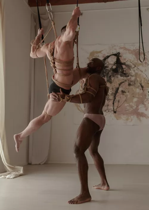 We did a shibari photoshoot session with Pauline Massimo, who just tied up Shakira in her latest video, and it was an amazing experience.