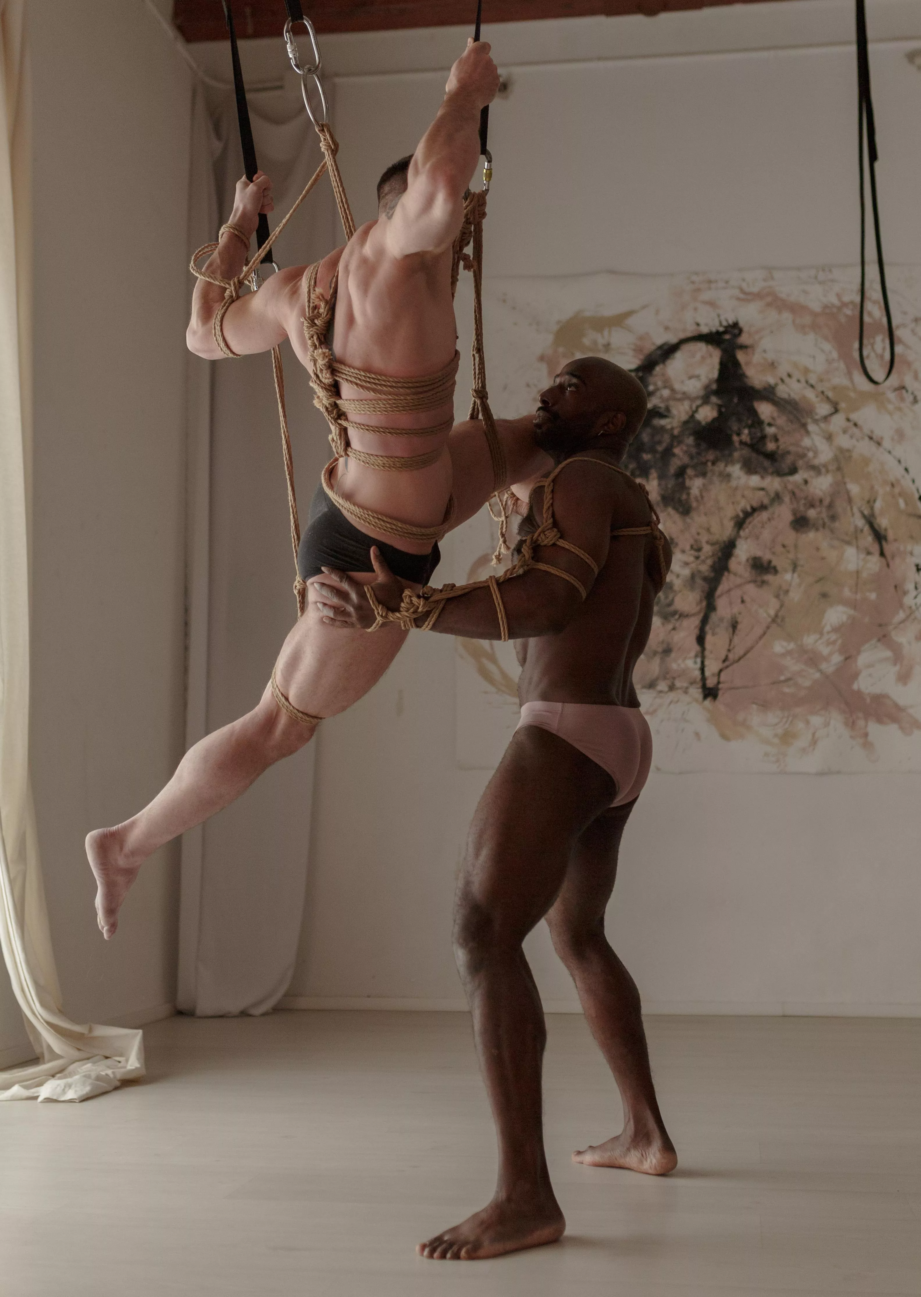 We did a shibari photoshoot session with Pauline Massimo, who just tied up Shakira in her latest video, and it was an amazing experience.