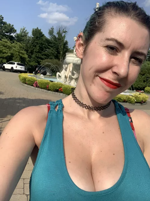 Cleavage by the fountain