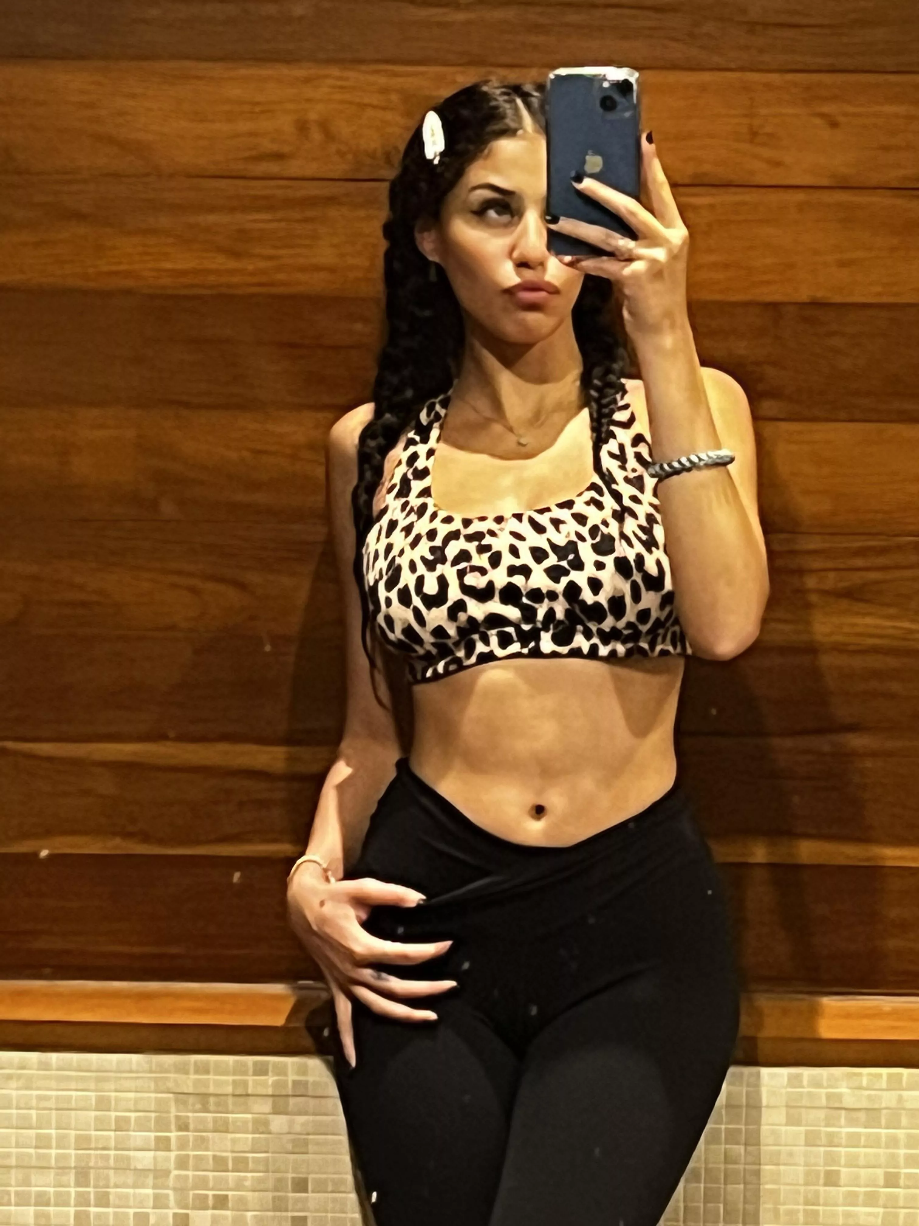 Come fuck me in this restroom 😫