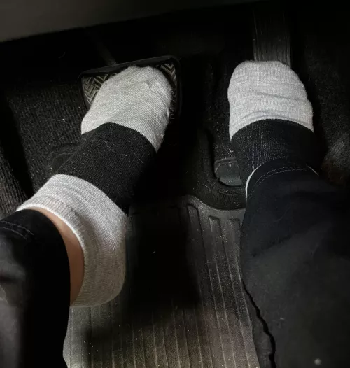 Feet on the pedals, no shoes