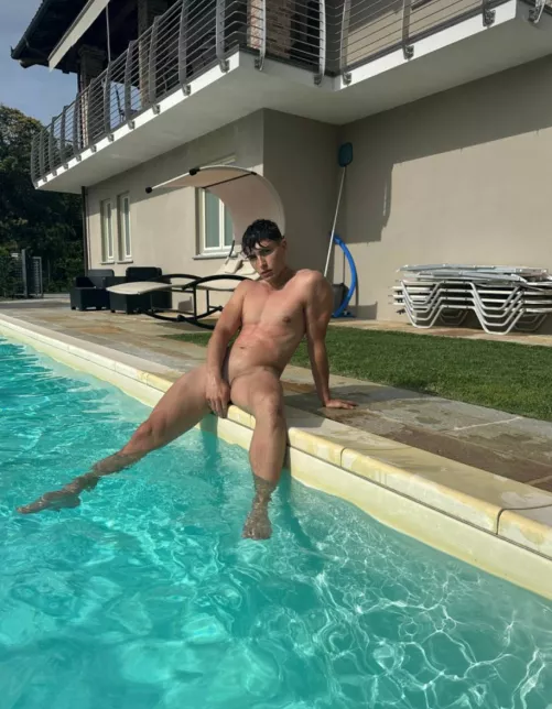 Hey, are you coming to the pool with me?