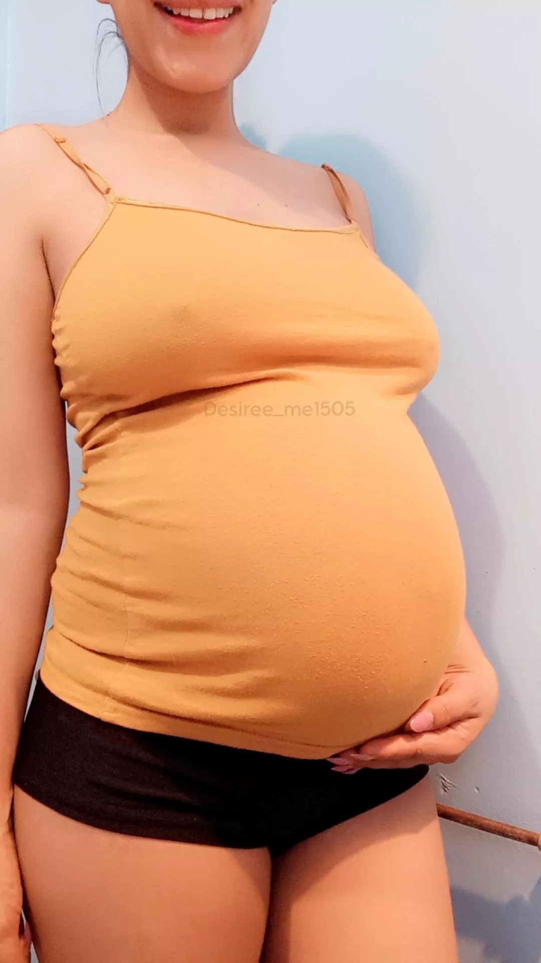 I think my pregnancy looks better with little clothes, don't you think?