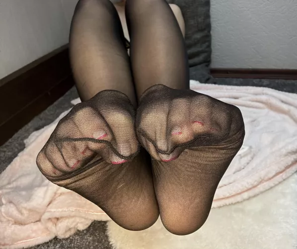 Scrunched nylon feet