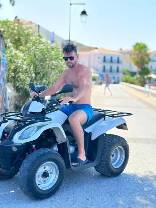 @tallmuschung Add me and snap me . Greek masc daddy