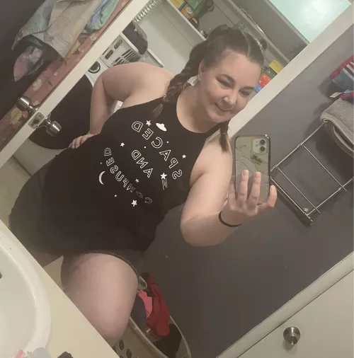 Tried something with my hair last night and I think I look cute! Happy Friday ❤️