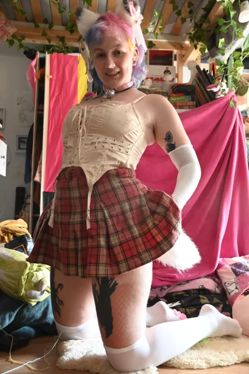 Wanna see if i am neon under that Skirt ❣️