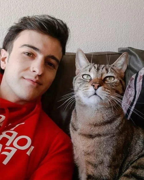 We wish you a happy Friday bros 💖