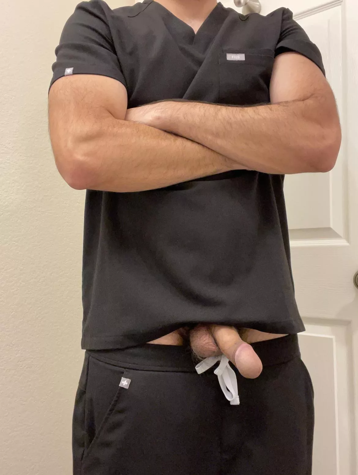 Got to rock the black scrub on wards today, what do we think? 🏥