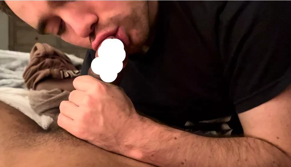 i luv the way his lips look while he sucks me😈