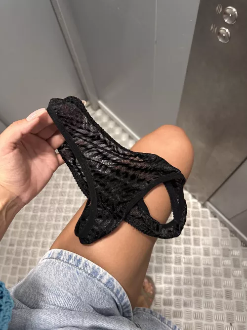 👀It was hot and I took off my panties in the elevator on my way to the office.
