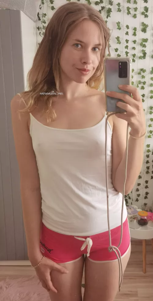 Just a 29 years old librarian who doesn't like bras 😝