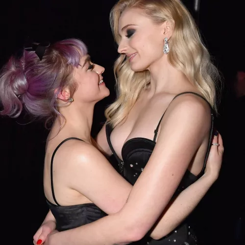 Sophie Turner, maisie williams