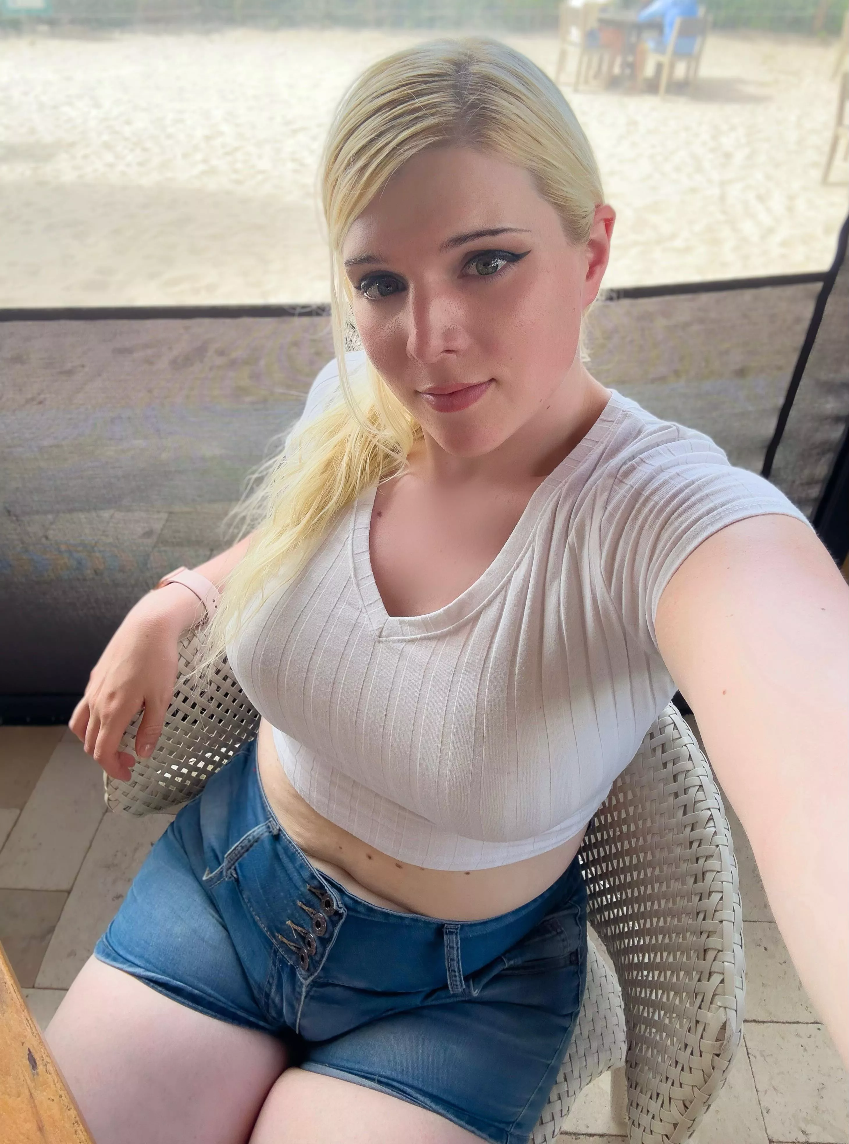 Good morning from this curvy femboy 🥰