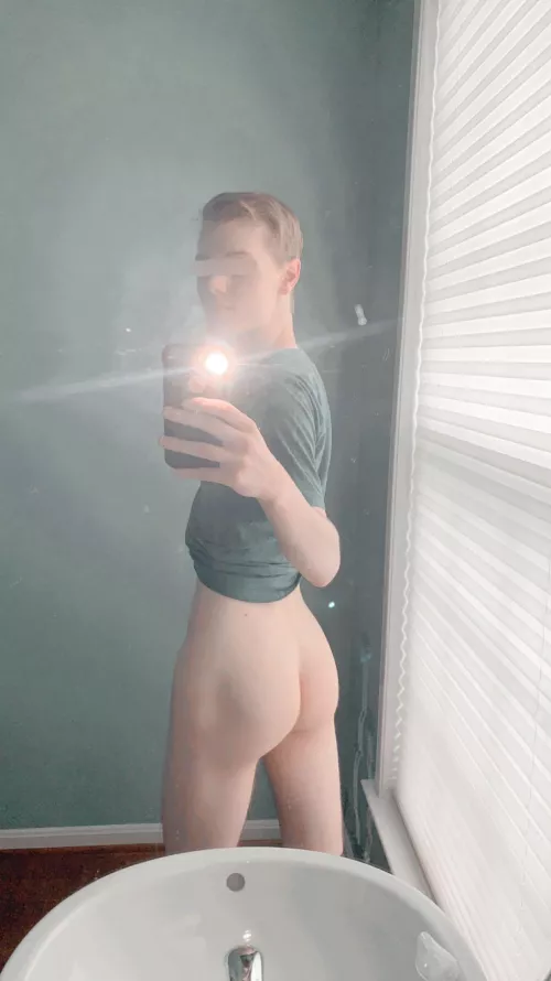 Hope you like my lil twink butt