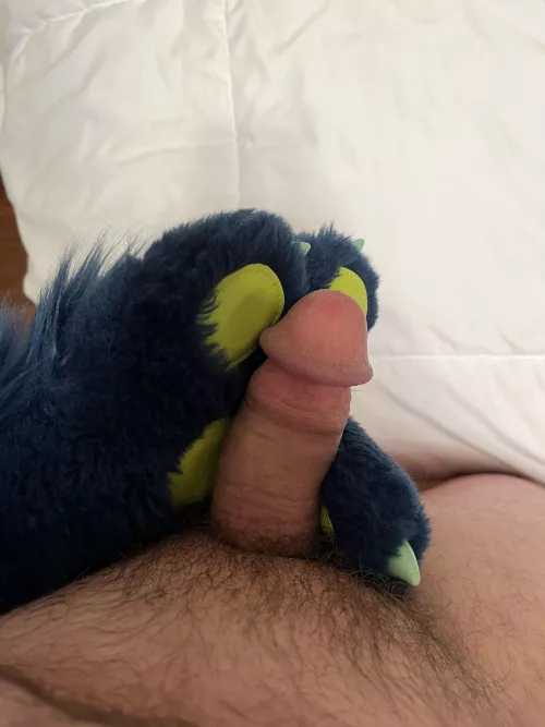 I like pawing off, but I also like company to help 😈