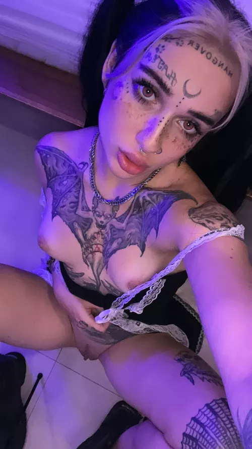 I want to find a man that I can send intimate pictures to and date