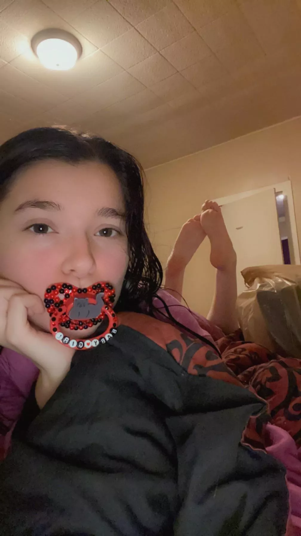 I’m in my little mode but here’s a peek of my feet! Just got a shower OC