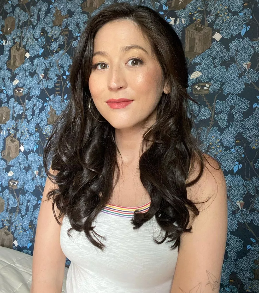 Mina Kimes with pregnancy glow ...